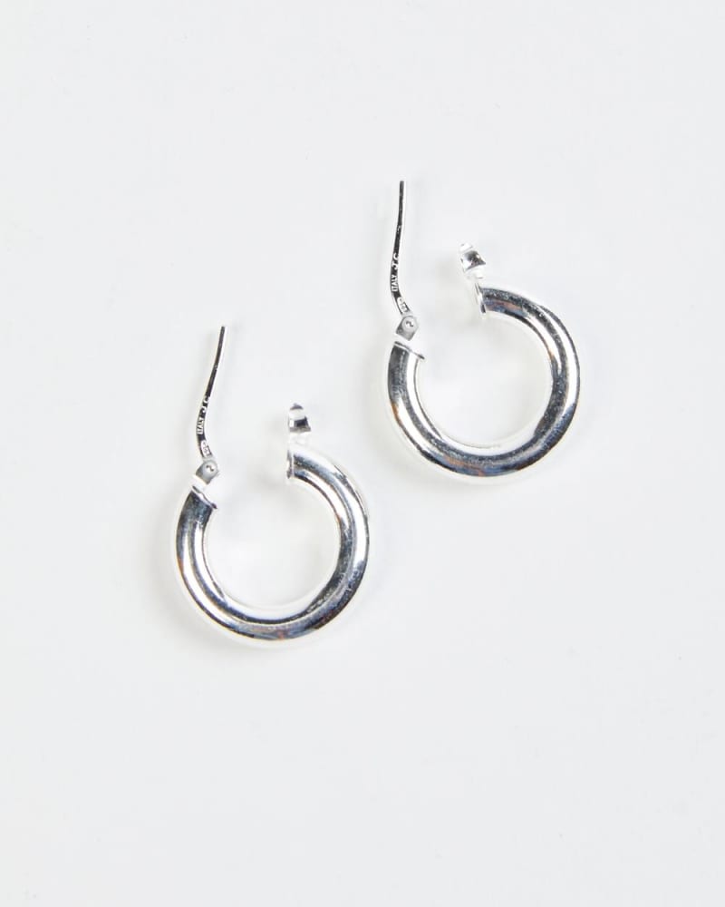 Front of a size O/S Small Everyday Hoops in Silver in Silver by VERMEER STUDIO. | dia_product_style_image_id:330887